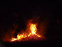 Papua Neuguinea. Bergdorf Baining. Hier beginnen die Dorfbewohner in der Nacht mit dem spektakulären Feuertanz.