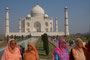 Indien. Agra. Das Taj Mahal ist das Zeichen einer unsterblichen Liebe und eines der schönsten Bauwerke auf unserer Erde. Der Großmogul Shah Jahan ließ es zum Gedenken an seine im Jahre 1631 verstorbene Lieblingsfrau Mumtaz Mahal erbauen. 