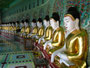 Myanmar. In der Stadt Sagaing. Die U-Min-Thonze-Pagode. Fünfundvierzig golden gewandete Buddhastatuen stehen in der Pagode, die den Grundriss einer Mondsichel aufweist. 