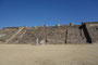 Mexico. Die grandiose Ruinenanlage Monte Albán liegt ca. 2.000 m über dem Meeresspiegel auf einer künstlich abgeflachten Bergkuppe und war das religiöse Zentrum der Zapoteken, später der Mixteken. Seine Blütezeit lag zwischen 300 und 900 n. Chr.