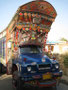 Pakistan. Hier gilt die Devise: So schön wie zu Hause die Frau, muss auch der LKW sein. Dafür werden keine Kosten und Mühen gescheut.