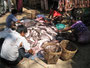 Myanmar. Fahrt nach Kyaiktiyo. Auf dem Fischmarkt.