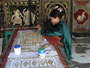 Myanmar. In der Stadt Mandalay. Das Handwerkerviertel. Traditionelle Goldstickerei.