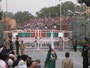 Pakistan. Provinz Punjab. Nahe der Stadt Wagah gibt es den einzigen Grenzübergang von Pakistan nach Indien. Jeden Abend findet hier eine spektakuläre Grenzschließungszeremonie statt. Beiderseits der Grenze feiern dabei tausende Besucher.