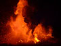 Papua Neuguinea. Bergdorf Baining. Hier beginnen die Dorfbewohner in der Nacht mit dem spektakulären Feuertanz.