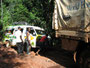 Liberia. Fahrt durch den liberianischen Dschungel nach Gbarnga. Der tiefe Schlamm war zu viel für unser Wägelchen. Einige Male blieb der Kleinbus stecken. Dank unkomplizierter Hilfe von vorbeikommenden LKW´s konnte es trotzdem weitergehen. 