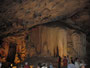 Südafrika. Die Cango Caves bei Oudtshoorn gehören zu den größten Tropfsteinhöhlen der Erde. Die bizarren Tropfsteingebilde in den Höhlen bestehen überwiegend aus Kalziumkarbonat.