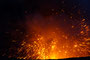 Vanuatu. Der Yasur ist einer der aktivsten Vulkane der Erde. Seit über 800 Jahren spuckt er fast im Minutentakt Lavafontänen, Steinbomben und Rauch in die Höhe. Dazu lassen gewaltige Explosionen die Erde beben. Ein phantastisches Naturschauspiel.