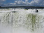 "Das große Wasser". Die beeindruckenden Wasserfälle von Iguazu´. An der Grenze zwischen Brasilien und Argentinien stürzen die Fluten des Rio Iguazu´ auf einer Breite von über 2.700 m in eine 75 m tiefe Schlucht.