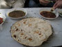 Pakistan. Einheimische Küche. Frisches Fladenbrot mit dicken Bohnen.