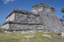 Mexico. Anders als alle anderen Maya-Fundstätten liegt Tulum direkt am Meer. Vermutlich war Tulum wegen seiner günstigen Lage am Meer ein wichtiger Handelsplatz der Maya und verfügte über ein gut entwickeltes Verteidigungssystem.