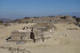 Mexico. Die grandiose Ruinenanlage Monte Albán liegt ca. 2.000 m über dem Meeresspiegel auf einer künstlich abgeflachten Bergkuppe und war das religiöse Zentrum der Zapoteken, später der Mixteken. Seine Blütezeit lag zwischen 300 und 900 n. Chr.