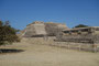 Mexico. Die grandiose Ruinenanlage Monte Albán liegt ca. 2.000 m über dem Meeresspiegel auf einer künstlich abgeflachten Bergkuppe und war das religiöse Zentrum der Zapoteken, später der Mixteken. Seine Blütezeit lag zwischen 300 und 900 n. Chr.
