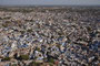 Indien. Jodhpur. Jodhpur ist wegen der Farbe seiner Häuser auch bekannt als die "Blaue Stadt". Traditionell kennzeichnete die Farbe Blau die Zugehörigkeit der Bewohner zur Kaste der Brahmanen.