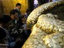 Myanmar. In der Stadt Mandalay. Besuch der Mahamyat Muni Pagode. Im Zentrum des Tempels thront der goldbeladene Mahamuni-Buddha. Er ist das Nationalheiligtum der Einheimischen. Bisher wurden von den Pilgern etwa 225 kg Blattgold an den Budhha geklebt.