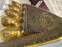 Myanmar. In der Stadt Bago befindet sich diese hochverehrte Buddhafigur. An den vergoldeten Füßen sind 108 Glückssymbole eingearbeitet.
