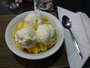 Papua Neuguinea. Einheimische Küche. Eisbecher mit frischen tropischen Früchten.