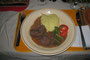 Bolivien. Einheimische Küche. Lamafleisch mit Kartoffelstampf und Gemüse.