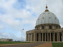 Elfenbeinküste. Hauptstadt Yamoussoukro. Die größte Kathedrale der Welt "Notre-Dame-de-la-Paix" wurde dem Petersdom in Rom nachgebaut und im Jahre 1990 von Papst Johannes Paul II. eingeweiht. Die Baukosten betrugen etwa 200 Millionen Euro.