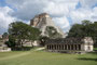Mexico. Uxmal, ca. 600 n. Chr. entstanden, war ehemals eine der großen und kulturell bedeutenden Städte der Maya. Der Name Uxmal steht in der Mayasprache für „die dreimal Erbaute". Die Bedeutung vieler Bauten gibt bis heute noch Rätsel auf. 