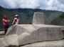 Peru. Machu Picchu. Das schönste und rätselhafteste Zeugnis der Inkazeit liegt auf 2.500 m Höhe. Vom Tal aus ist nichts von der gewaltigen Anlage zu sehen. Erst im Jahre 1911 wurden die Ruinen wiederentdeckt. Der geheimnisvolle Sonnenstein Intiwatana.