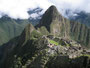 Peru. Machu Picchu. Das schönste und rätselhafteste Zeugnis der Inkazeit liegt auf 2.500 m Höhe. Vom Tal aus ist nichts von der gewaltigen Anlage zu sehen. Erst im Jahre 1911 wurden die Ruinen wiederentdeckt. Ein unbeschreiblicher Anblick.