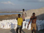 Expedition Danakil-Wüste. Der Afrera-See. Hier wird durch die natürliche Verdunstung des Wassers hochwertiges Salz gewonnen. Die Arbeitsbedingungen in der heißen Sonne sind unvorstellbar hart.