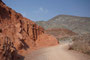 Argentinien. Das Dorf Pumamarca. Hinter dem Dorf liegt der Cerro de los Siete Colores, der "Berg der sieben Farben". Die verschiedenen Farbschattierungen entstehen durch die hohe Konzentration unterschiedlichster Mineralien in den Gesteinen.