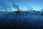 Chile. Das Geysirfeld von El Tatio. Jeden Morgen kurz vor Sonnenaufgang erwachen hier auf 4.300 m Höhe wie von Geisterhand Heißwasserfontänen und Dampfschwaden zum Leben. Bei minus 15°C ist dies ein eiskaltes Schauspiel.