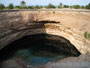 Oman. Das Bimah Sinkhole. Von dieser ehemaligen Kalksteinhöhle stürzte vor langer Zeit die Decke ein. Heute ist es ein beliebtes Ausflugsziel der Hauptstädter.