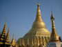 Myanmar. Hauptstadt Yangon. Die Shwedagon Pagode gilt als das Wahrzeichen des ganzen Landes. Die komplett vergoldete Pagode ist über 100 m hoch und an der Spitze mit Edelsteinen besetzt.