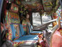 Pakistan. Hier gilt die Devise: So schön wie zu Hause die Frau, muss auch der LKW sein. Dafür werden keine Kosten und Mühen gescheut.