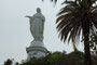Chile. Die Hauptstadt Santiago de Chile. Auf dem San Cristobal Hügel wurde eine 22 m hohe Statue der Jungfrau Maria errichtet. Papst Johannes Paul II. hielt dort 1987 eine Messe ab.