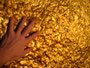 Myanmar. Der goldene Felsen von Kyaiktiyo ist einer der heiligsten Orte des Landes. Der Legende nach hält ein Haar von Buddha den Felsen im Gleichgewicht. Jeder Buddhist in Myanmar pilgert mindestens einmal im Leben hierher.