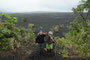 Vanuatu. Nach 5 Stunden Gehzeit erreicht man die Caldera des Marum-Vulkans. Diese hat den gewaltigen Durchmesser von 12 Km. Glen war unser bester Guide.