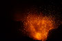 Vanuatu. Der Yasur ist einer der aktivsten Vulkane der Erde. Seit über 800 Jahren spuckt er fast im Minutentakt Lavafontänen, Steinbomben und Rauch in die Höhe. Dazu lassen gewaltige Explosionen die Erde beben. Ein phantastisches Naturschauspiel.