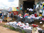 Liberia. Die Stadt Gbarnga. Straßenhändler bieten ihre Waren an.