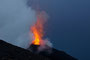 Süditalien. Insel Stromboli. Alle 20-30 Minuten schleudert der gleichnamige Vulkan Lava in 200 m Höhe. Seit der Antike wird er "Leuchtturm des Mittelmeeres" genannt. Aus relativ sicherer Entfernung kann man dieses einmalige Naturschauspiel bewundern.