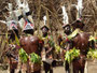 Papua Neuguinea. Provinz East New Britain. Masken-Zeremonie in Kokopo. Einmal im Jahr treffen sich die Einheimischen aus allen Provinzen, um ihre Tänze und Riten aufzuführen. Mit Hilfe der traditionellen Masken sollen die bösen Geister vertrieben werden.
