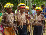 Papua Neuguinea. Provinz East Sepik. Dorfbesuch am Sepik-Fluss. Das Tanzen und Singen hat in der Kultur von Papua Neuguinea einen sehr hohen Stellenwert. Ein Sing Sing mit Geistertanz festigt den Zusammenhalt des Stammes und schreckt die Feinde ab.