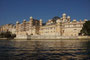 Indien. Udaipur. Der gewaltige Stadtpalast liegt idyllisch direkt am Pichola-See.