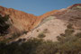 Argentinien. Das Dorf Pumamarca. Hinter dem Dorf liegt der Cerro de los Siete Colores, der "Berg der sieben Farben". Die verschiedenen Farbschattierungen entstehen durch die hohe Konzentration unterschiedlichster Mineralien in den Gesteinen.