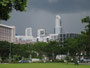 Singapur. Die Weltmetropole am Südende der Halbinsel von Malaysia. Hier leben Menschen aus allen Teilen der Erde friedlich auf engstem Raum zusammen.