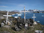 Grönland. Der Friedhof von Ugerivajiq. Aufgrund des Permafrostbodens werden die Verstorbenen unter den Steinen bestattet.