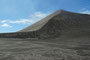 Vanuatu. Wanderung durch die Ascheebene des Yasur-Vulkans zum Dorf John Frum Village. Dabei begleiten uns die donnernden Explosionen des Yasur.