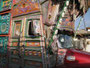 Pakistan. Hier gilt die Devise: So schön wie zu Hause die Frau, muss auch der LKW sein. Dafür werden keine Kosten und Mühen gescheut.