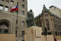 Chile. Die Hauptstadt Santiago de Chile. Stadtrundgang in der kolonialen Altstadt. Das Denkmal von Präsident Salvador Allende, der 1973 durch einen Militärputsch gestürzt wurde. 