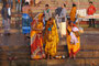 Indien. Varanasi. Was Mekka für die Moslems, das ist Varanasi für die Hindus - die heiligste unter den Städten. Seit Jahrtausenden strömen Millionen Pilger an den Ganges, um beim rituellen Bad von ihren Sünden gereinigt zu werden.