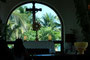 Mexico. Der Badeort Playa del Carmen an der Karibikküste bietet für Pauschaltouristen alle Möglichkeiten für einen erholsamen Urlaub. Diese Kirche mit direktem Blick aufs Meer ist eine kleine Oase der Ruhe im hektischen Playa del Carmen.