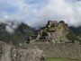 Peru. Machu Picchu. Das schönste und rätselhafteste Zeugnis der Inkazeit liegt auf 2.500 m Höhe. Vom Tal aus ist nichts von der gewaltigen Anlage zu sehen. Erst im Jahre 1911 wurden die Ruinen wiederentdeckt. Der Sonnentempel.